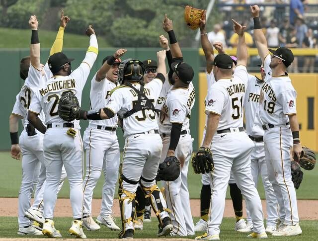 After smoke delay, Pirates rally from 4-run deficit to beat Padres, sweep series