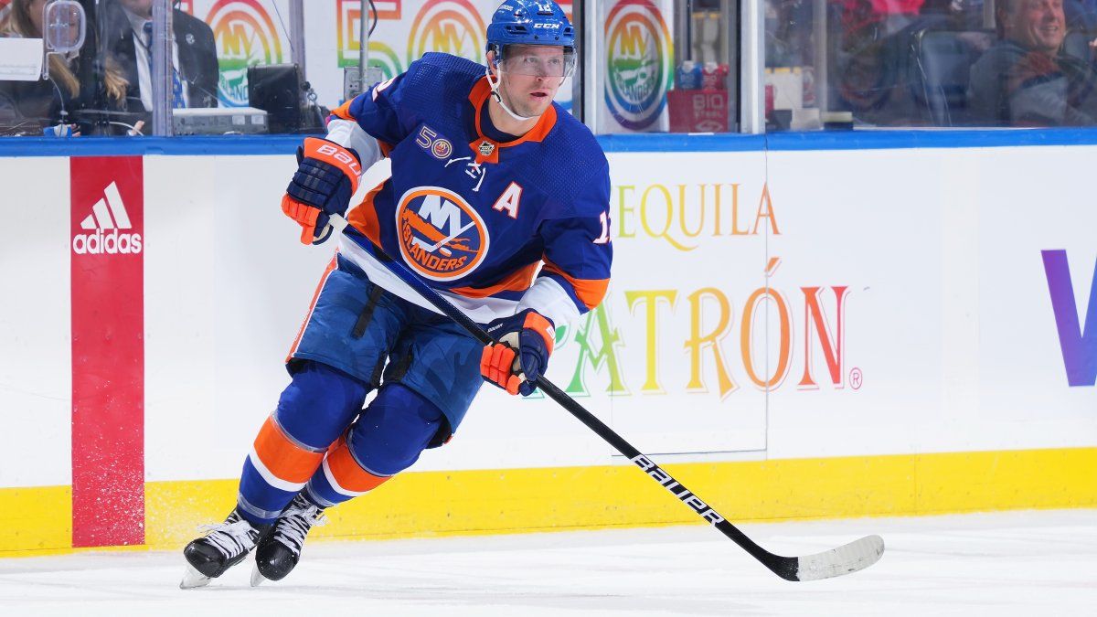 Blackhawks acquire Josh Bailey, 2nd round pick from Islanders