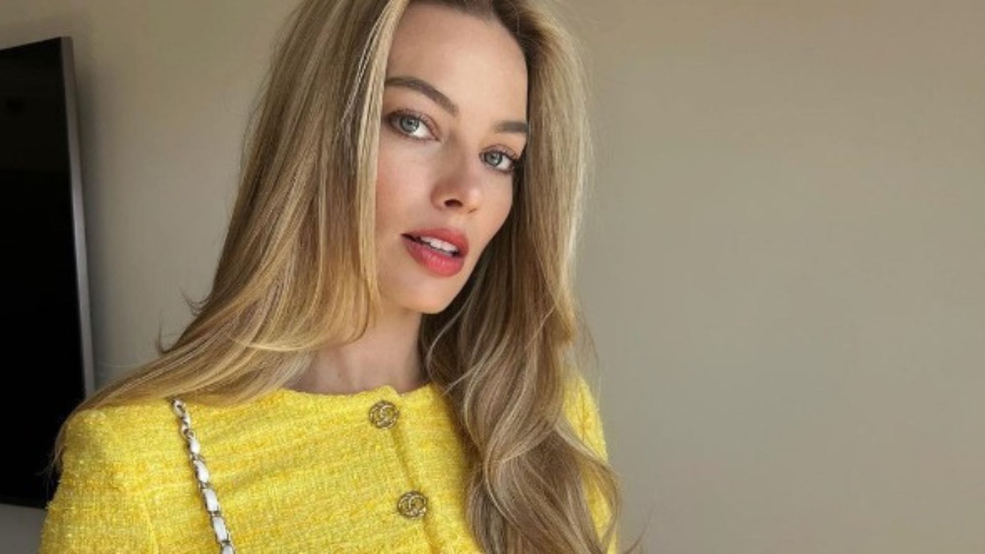 Margot Robbie ose le look Clueless en mini jupe et veste en tweed jaune