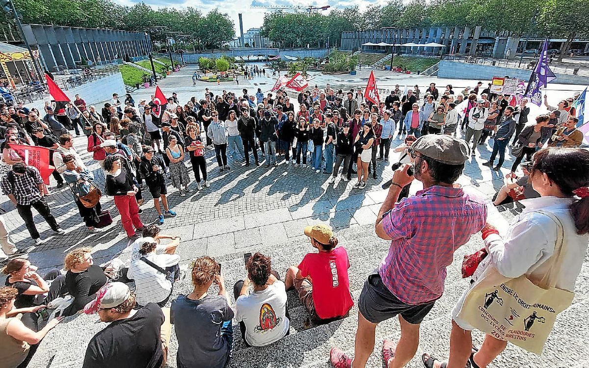 Mort de Nahel : à Brest, 200 personnes manifestent place de la Liberté