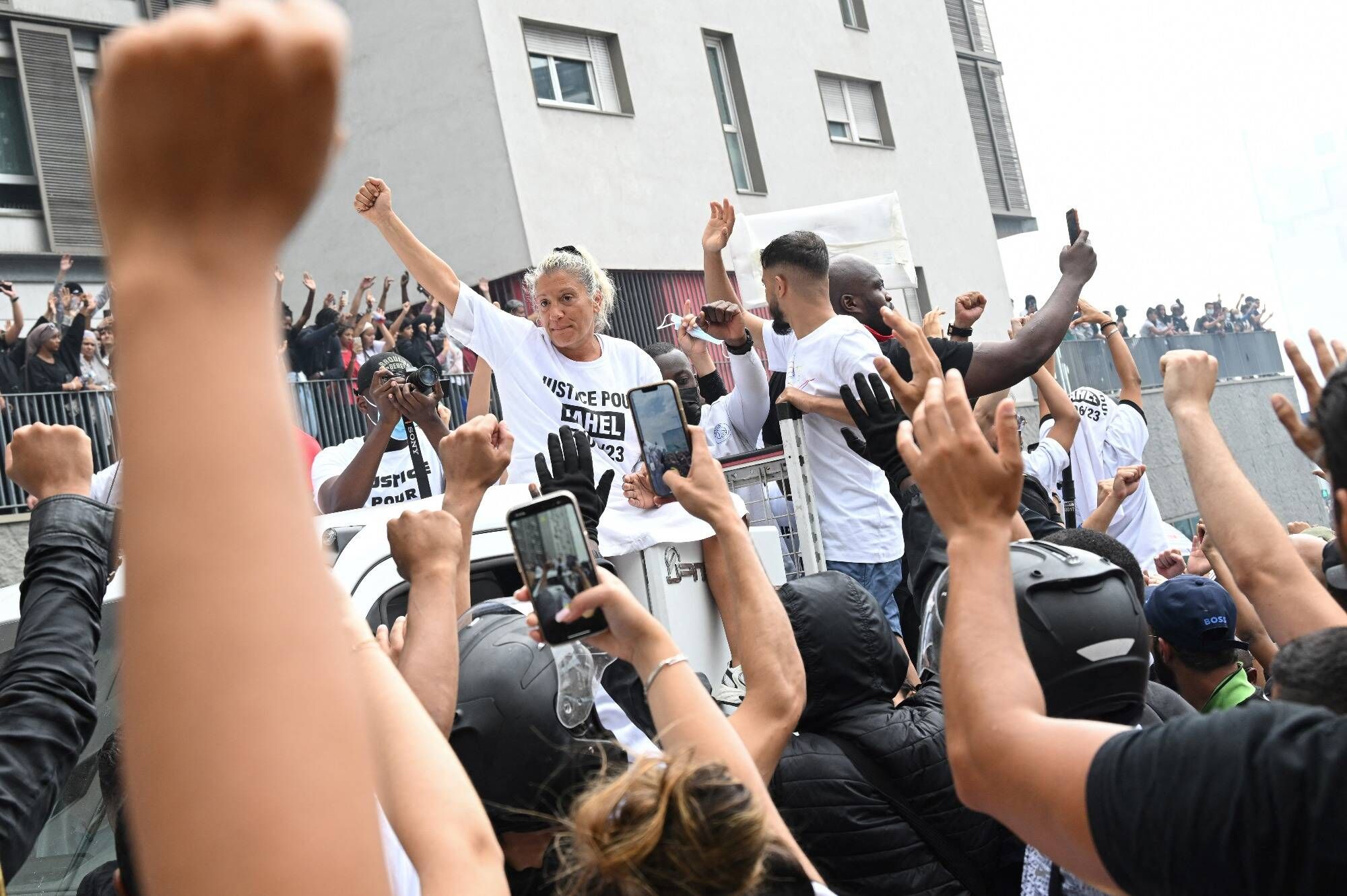 Mort de Nahel: le policier placé en détention provisoire, des tensions en marge de la "marche blanche"... suivez notre direct