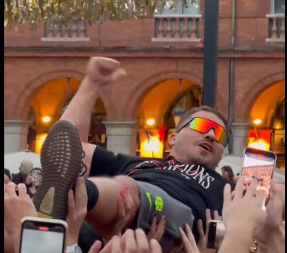 Finale du Top 14 : en vidéo, l'accueil triomphal des Toulousains place du Capitole et le coup de folie de Dupont