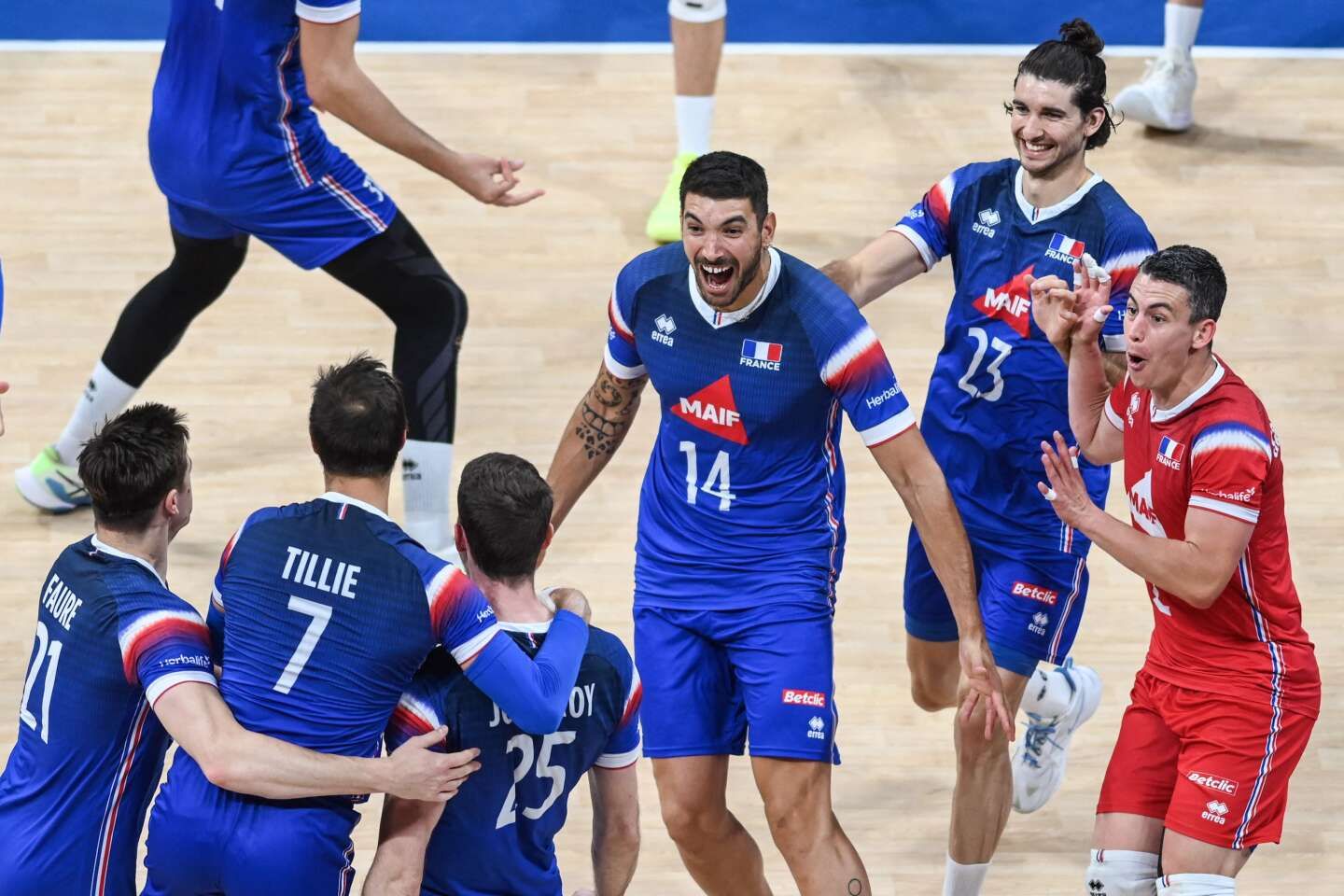 Volley : l’équipe de France brille à un mois des Jeux de Paris 2024 en battant la Pologne en demi-finales de la Ligue des nations