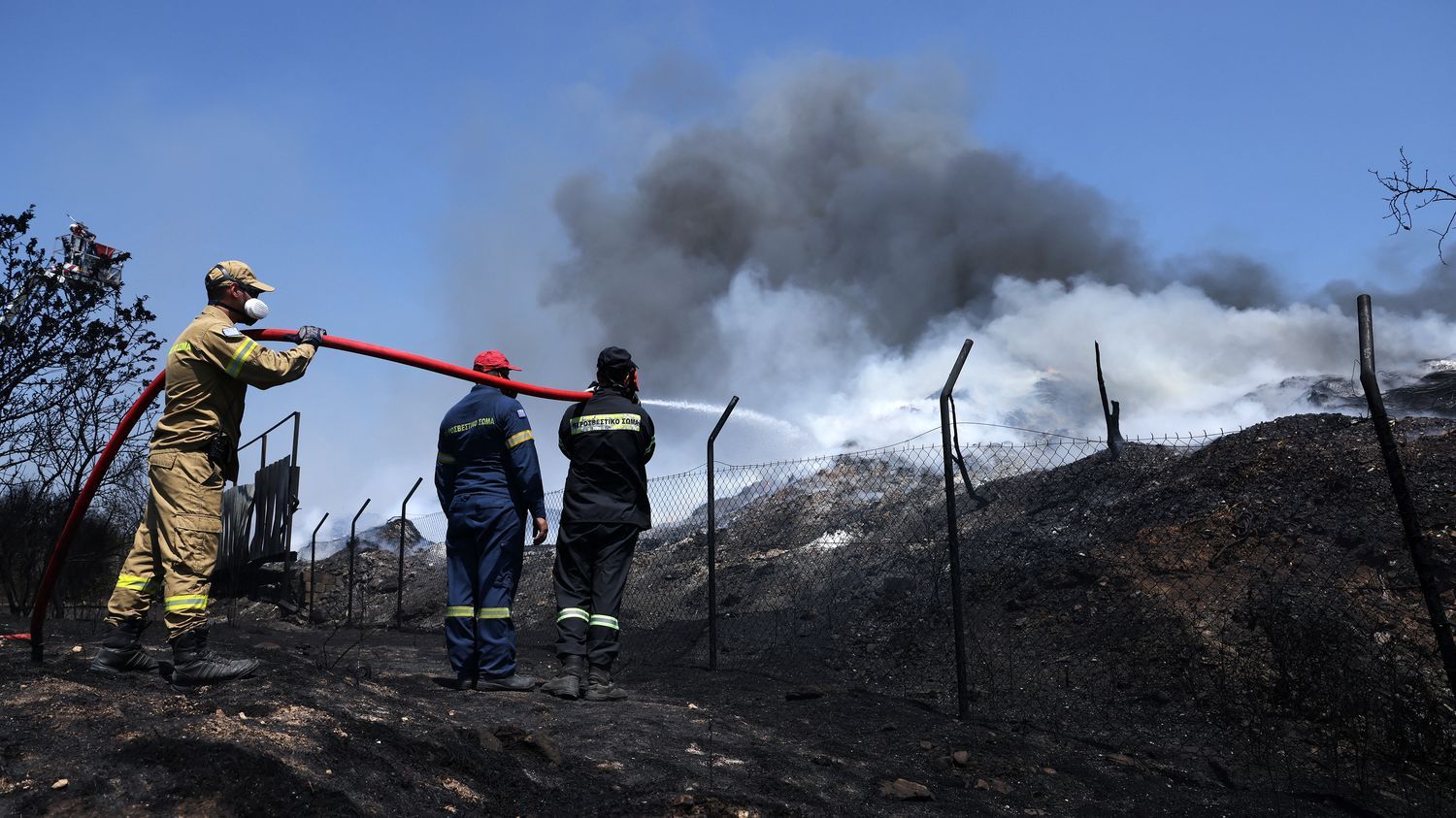 Grèce : les incendies sont "sous contrôle", mais de nouveaux foyers se sont déclarés dans le Péloponnèse