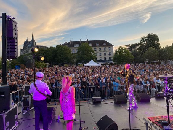 Chartrestivales : le concert Mister Tribute embrase la place Châtelet, à Chartres