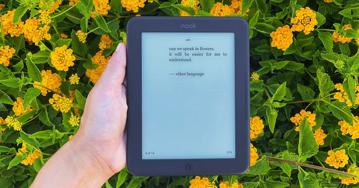 Barnes & Noble is reinventing itself, but not its e-readers