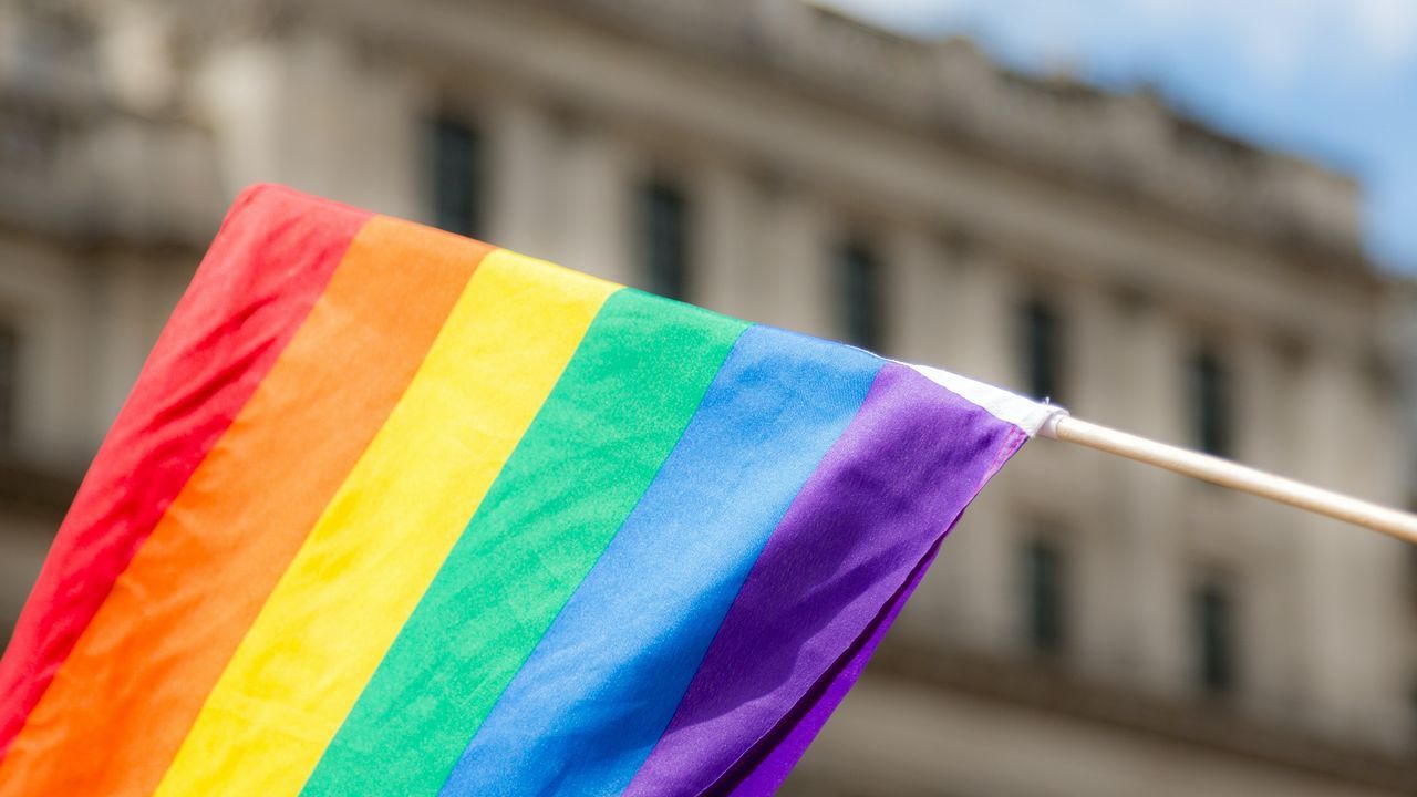 En Allemagne, un drapeau LGBT volé dans une gare et remplacé par une croix gammée