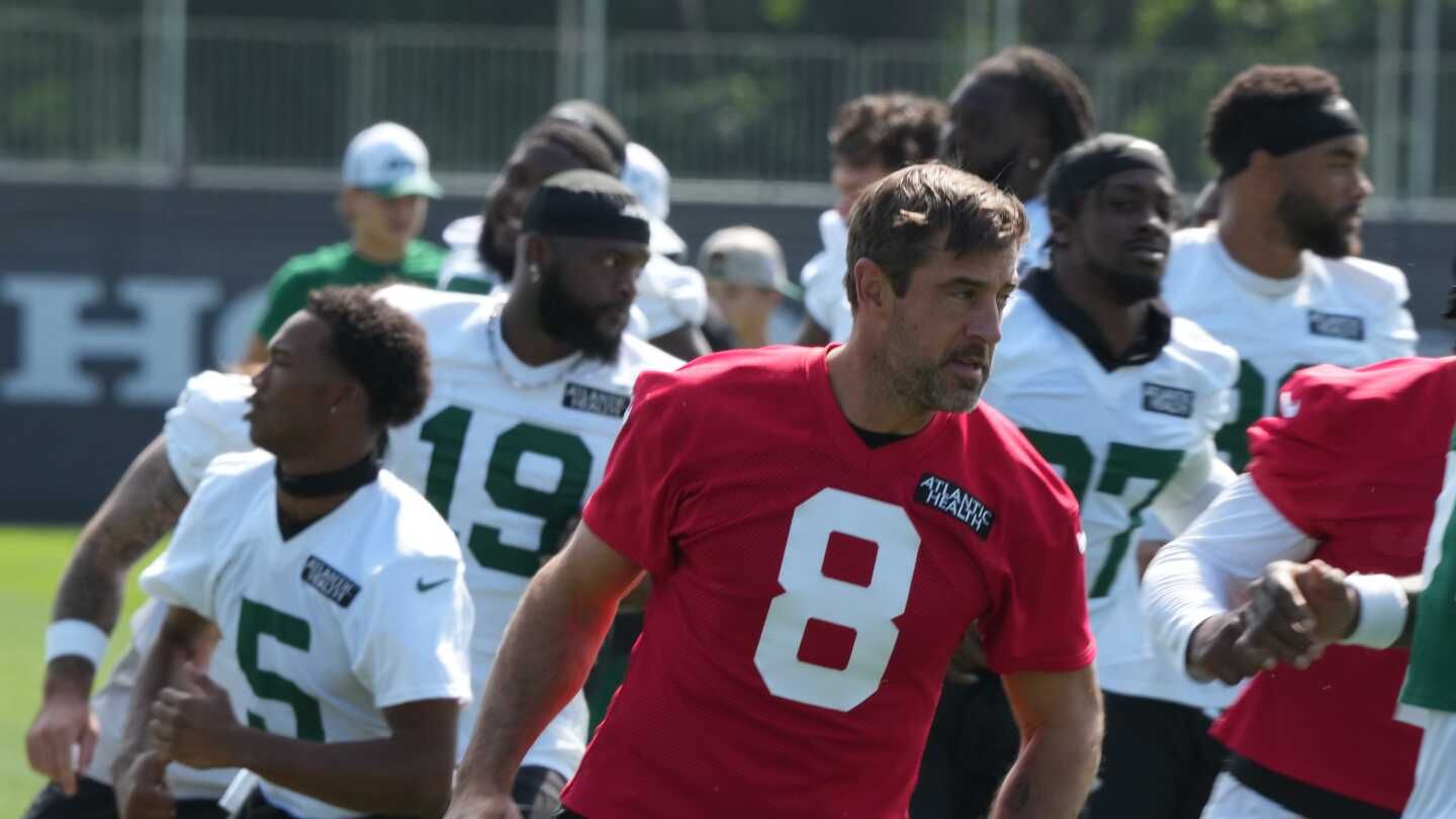 Bad snaps, sloppy play upset Aaron Rodgers at Jets practice