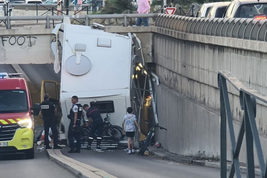 Bastia : un camping-car s'encastre dans le mini-tunnel du centre-ville