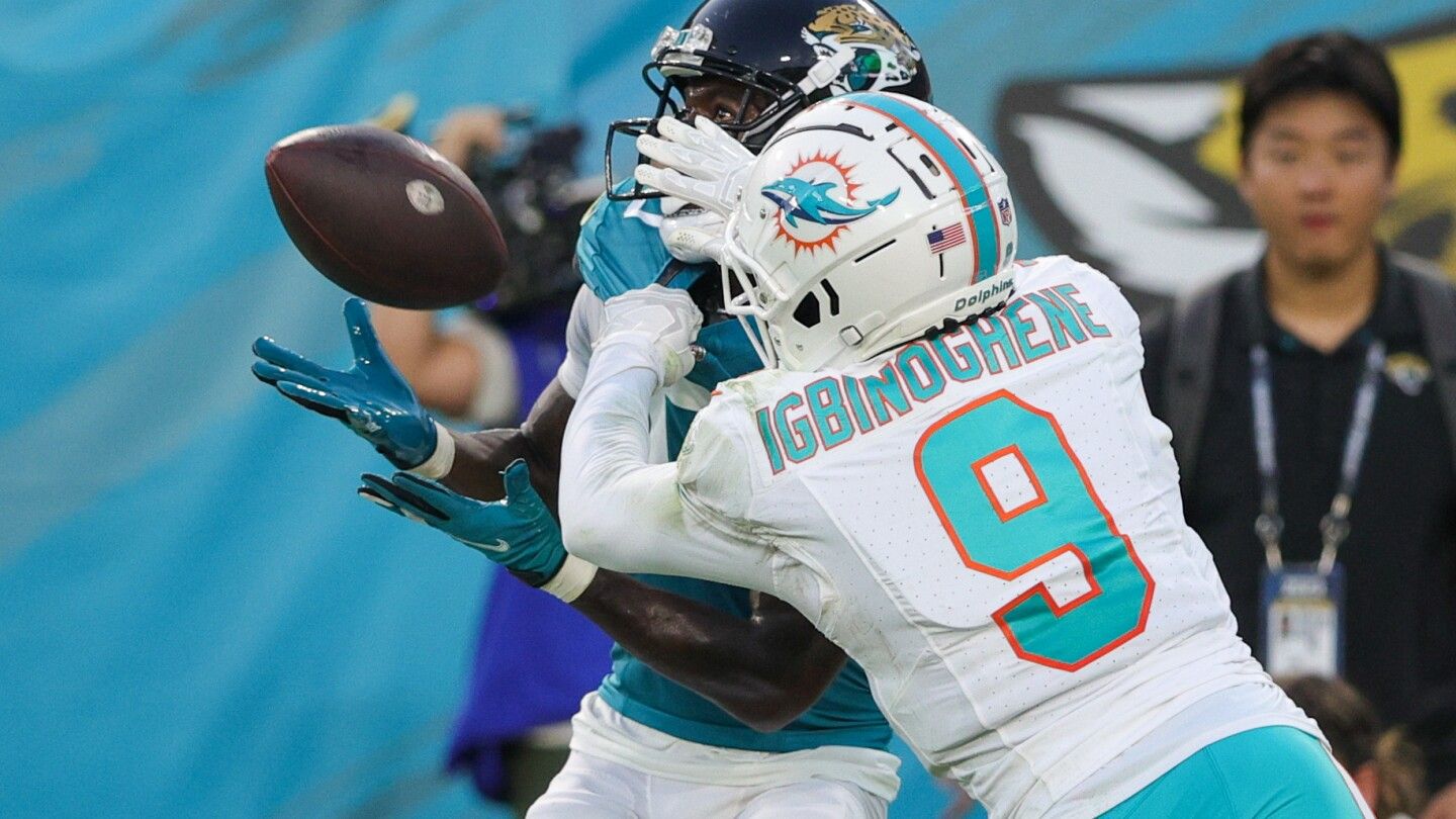 Mike McDaniel: Dolphins weren't looking to trade Noah Igbinoghene