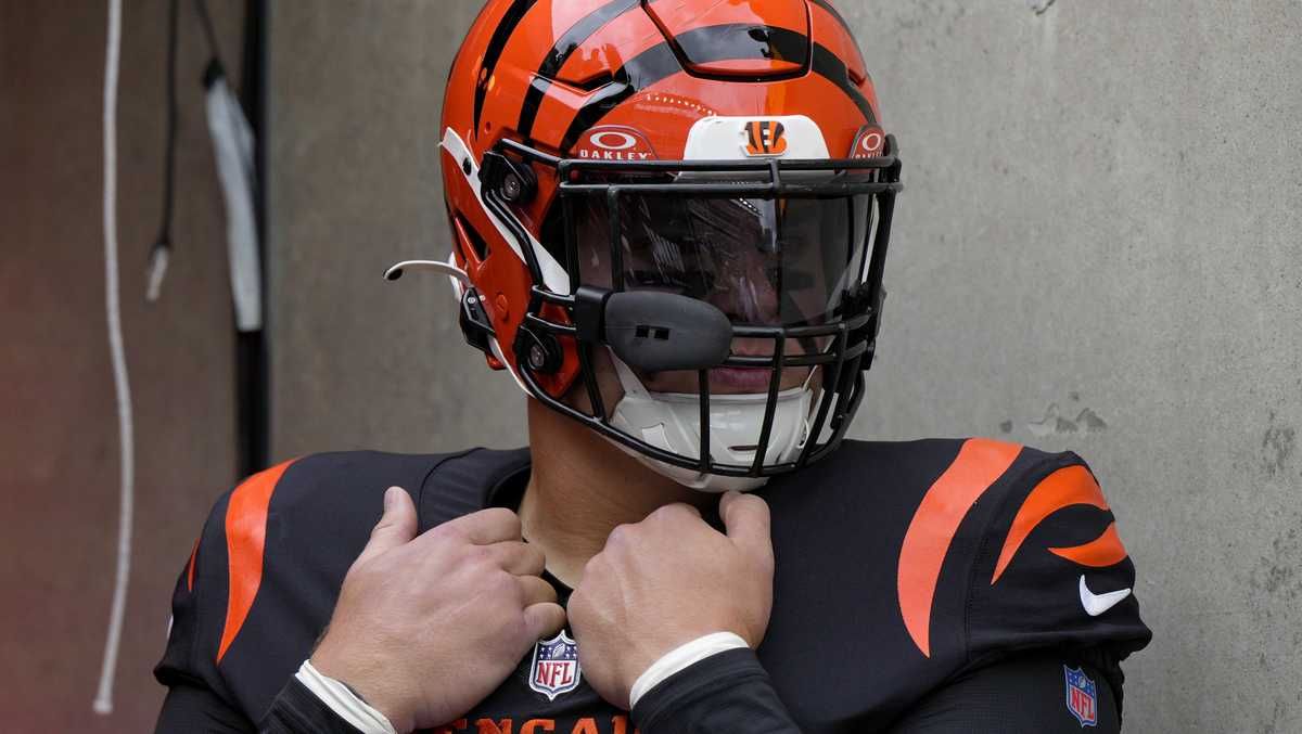 Bengals' defensive end Trey Hendrickson returns to Sunday's contest following ankle injury