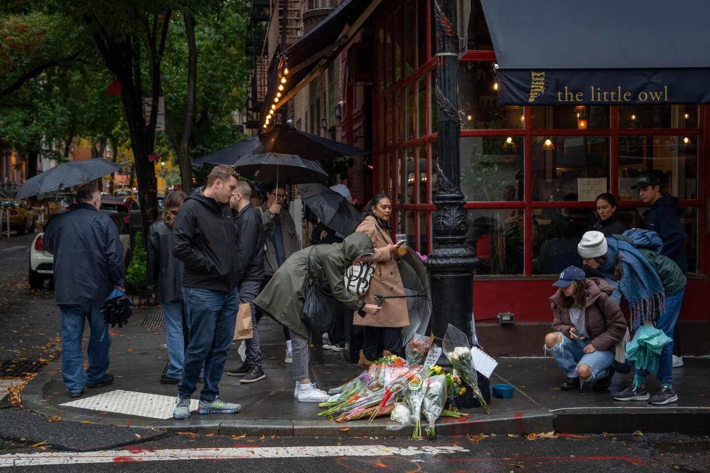 Mort de Matthew Perry : des fans de " Friends " rendent hommage à l’acteur à New York