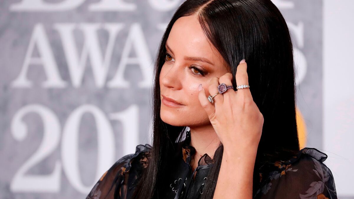 Lily Allen affirme que vendre des photos de ses pieds sur OnlyFans lui rapporte plus que sa musique sur Spotify