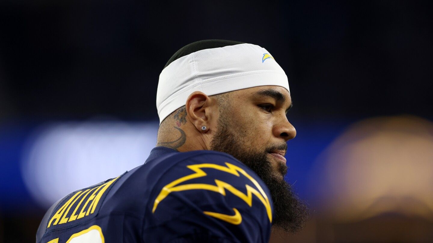 Keenan Allen misses practice with quad injury