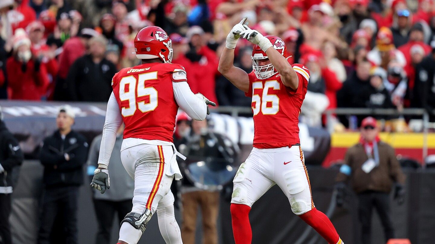 Chiefs survive for 19-17 win after bad Raiders snap in final seconds