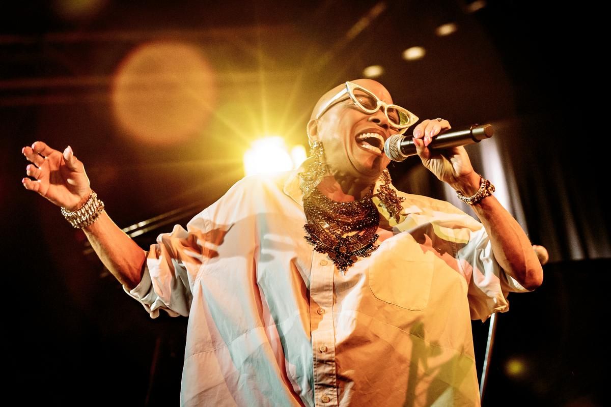 À Courbevoie, une spectatrice sabote le concert de Dee Dee Bridgewater à cause d’un keffieh…