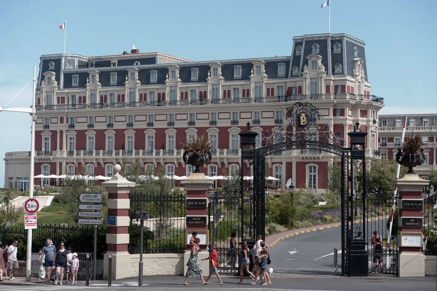 Soupçons de bizutage à caractère sexuel dans un palace à Biarritz : la victime présumée dément