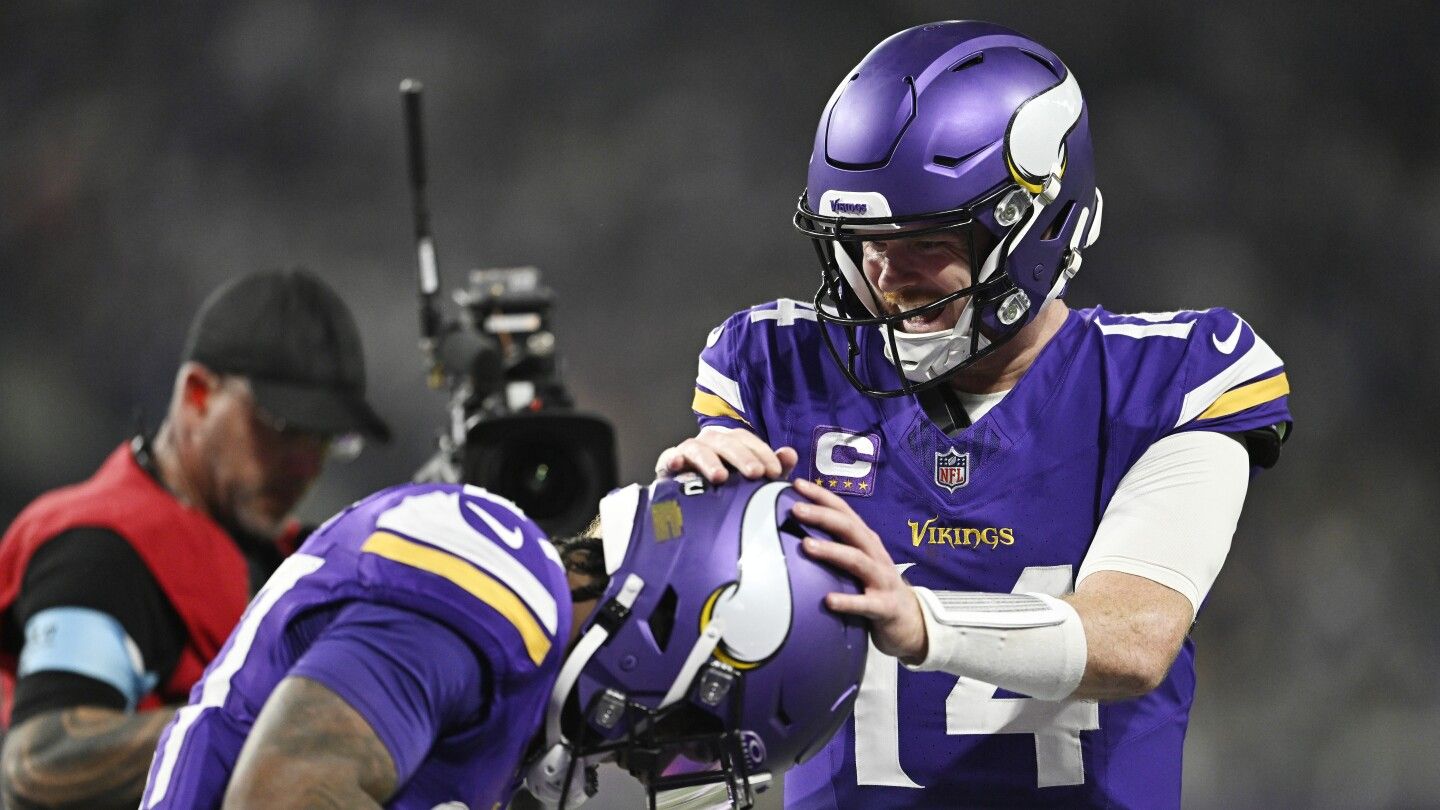 Sam Darnold has career-high 377 yards as Vikings hold on to beat Packers 27-25