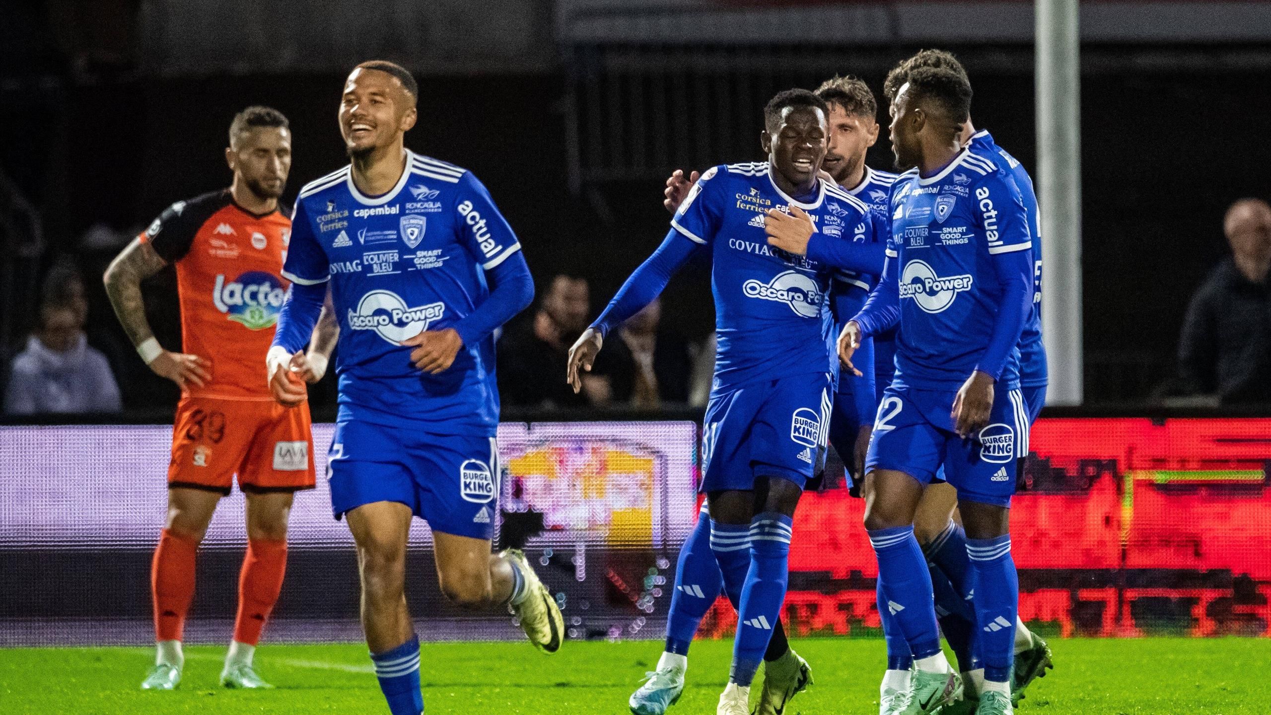 Angers renverse Concarneau (4-2) et reprend la deuxième place, Bordeaux arrache le nul face au Paris FC (3-3)