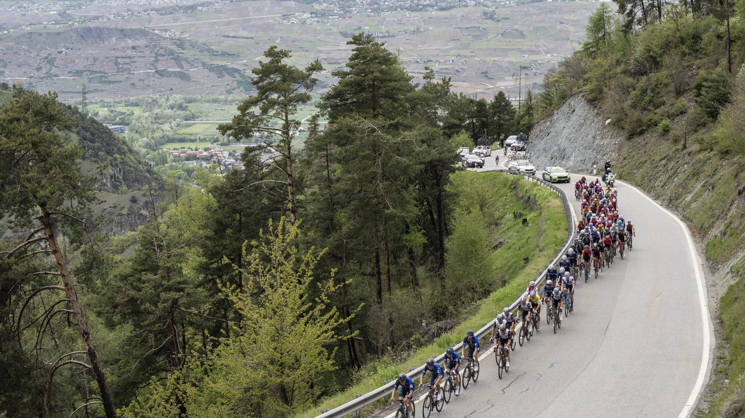 cinq coureurs échappés, le leader Adam Yates dans le peloton... Suivez la 5e et dernière étape