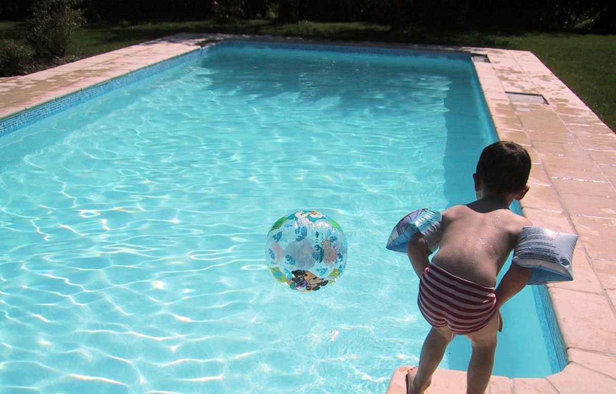 Malgré la sécheresse, faut-il culpabiliser de remplir sa piscine (ou même d'en avoir une) ?