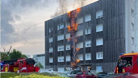 Nantes : 46 habitants évacués, la façade de leur immeuble en feu