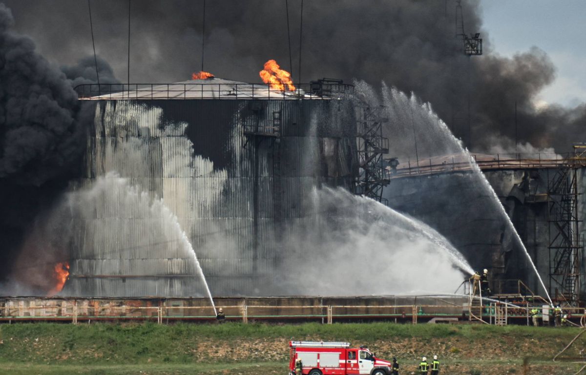 Des drones attaquent un dépôt de pétrole à Sébastopol, port d'attache de la flotte russe de la mer Noire en Crimée...