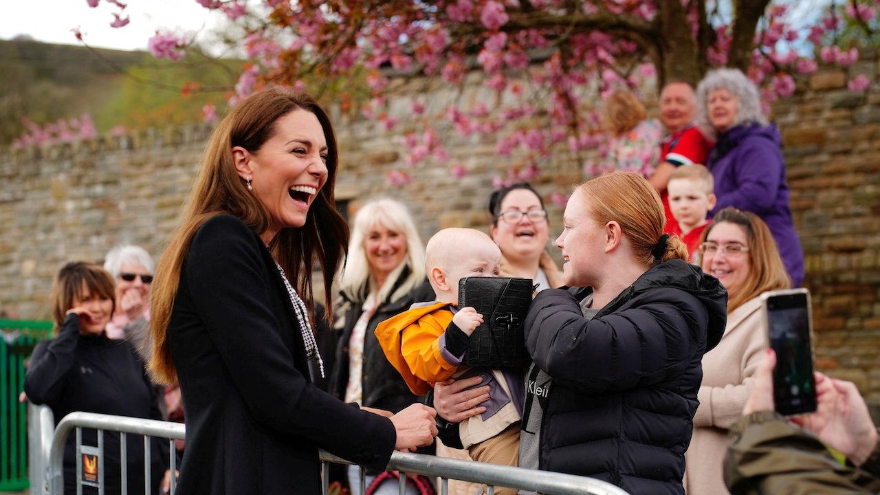 英國凱特王妃遇上「可愛小劫匪」 BB抓緊貴價手袋不放全場爆笑