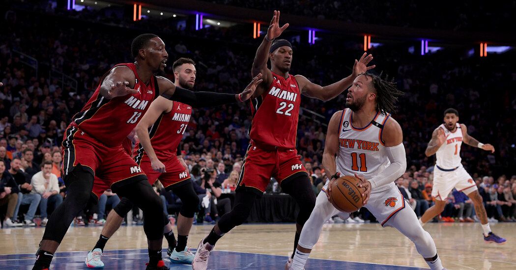 Knicks Absorb First Blow in Throwback Battle With Miami Heat