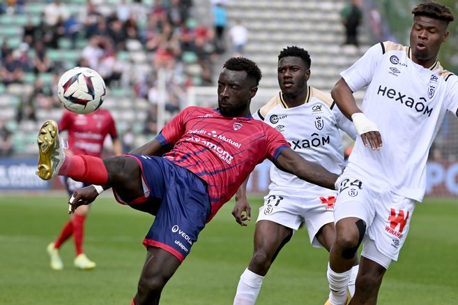 Maintien en Ligue 1, cinquième victoire de rang, le rouge de Wieteska : ce qu'il faut retenir de Clermont Foot