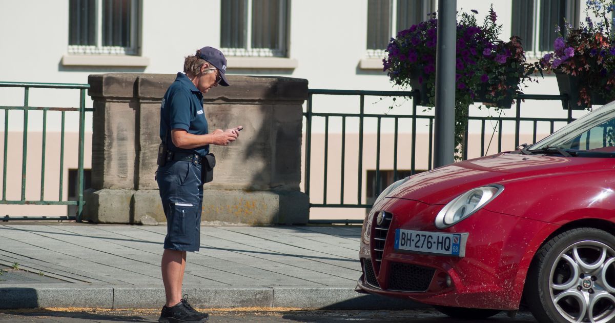 Ce couple cumule les amendes "abusives" à cause de cet aménagement de la mairie juste devant sa maison