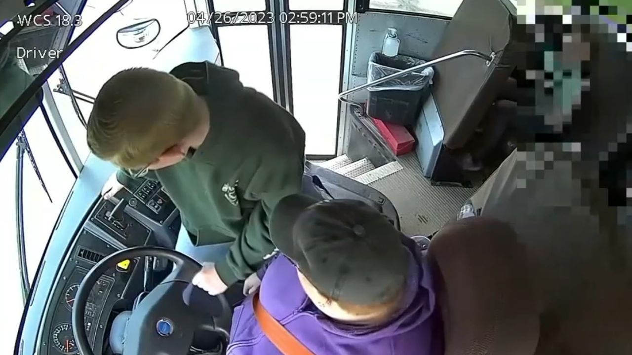 VIDÉO - États-Unis : À 13 ans, un élève arrête le bus scolaire en marche, et sauve ses camarades