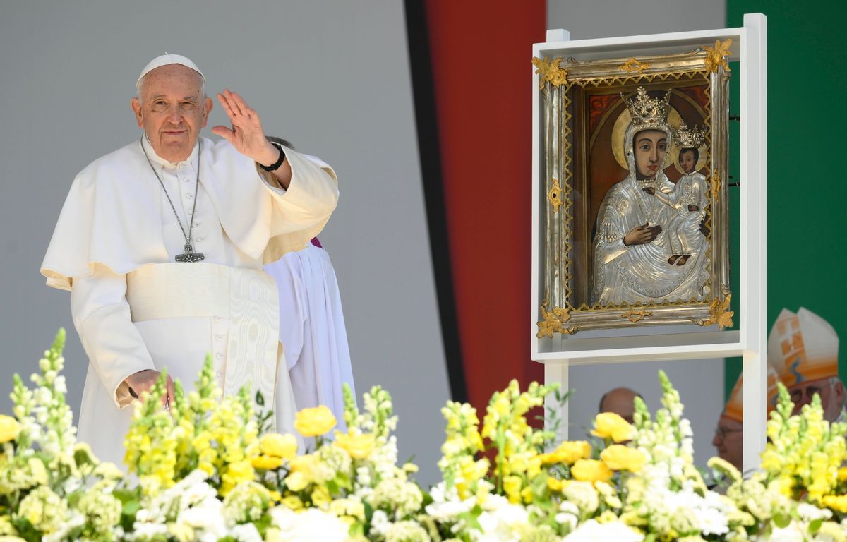 Crise des réfugiés : Le pape appelle à " ouvrir les portes " aux migrants en Hongrie