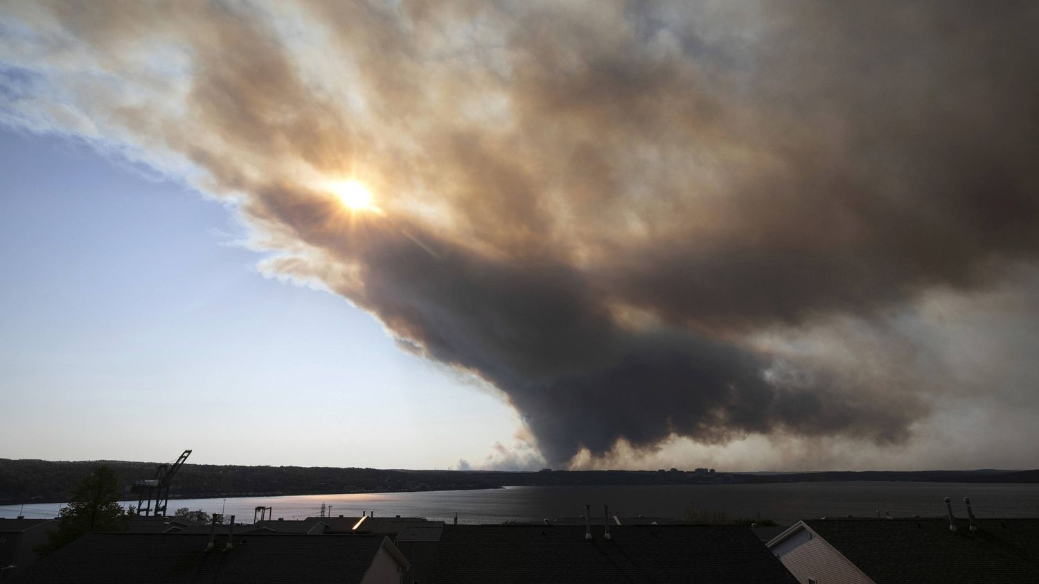 Canada : des milliers de personnes contraintes de fuir leur domicile à cause d'un incendie dans l'est du pays