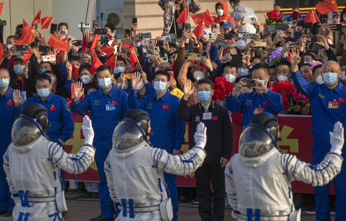 Un civil chinois parmi les trois nouveaux astronautes envoyés dans l'espace, une première