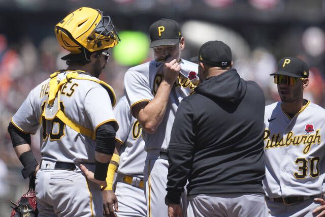 Giants pound 18 hits in blowout win over Pirates, who drop below .500