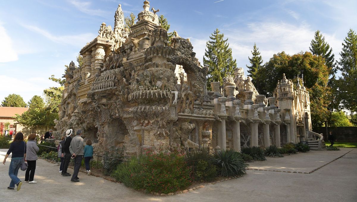 Tourisme : des records de fréquentation au Palais idéal et à la grotte Chauvet 2 en mai