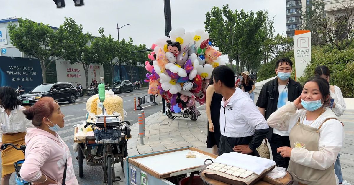 Hawkers back on China's streets as economic recovery teeters