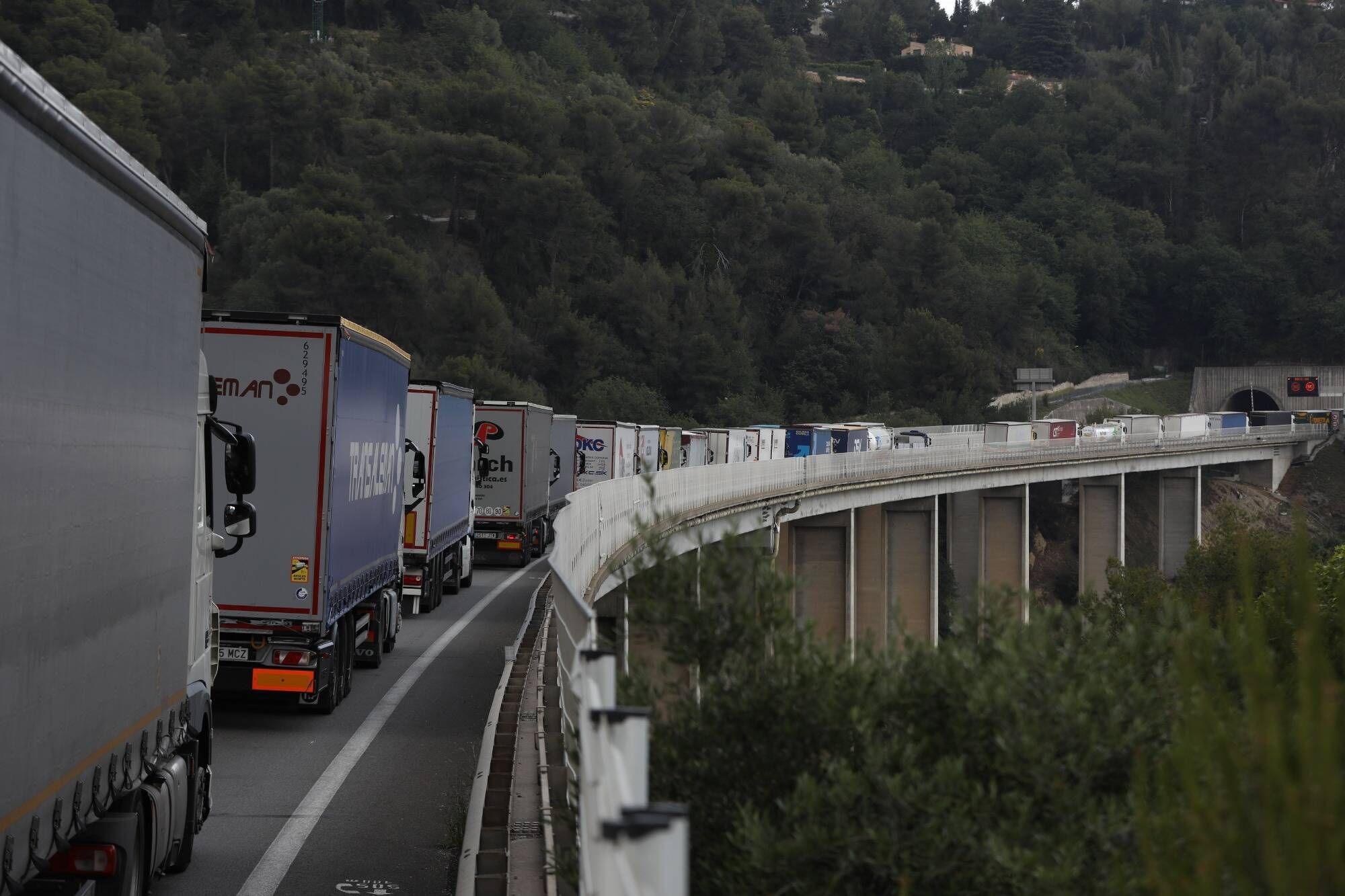 Un camion citerne se renverse sur l'autoroute, le trafic complètement paralysé dans l'est des Alpes-Maritimes