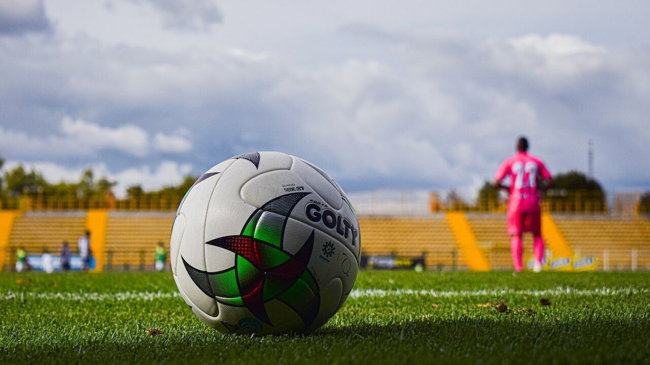 Un footballeur en très bonne santé s'effondre quelques minutes après le coup d'envoi, il ne se relèvera pas