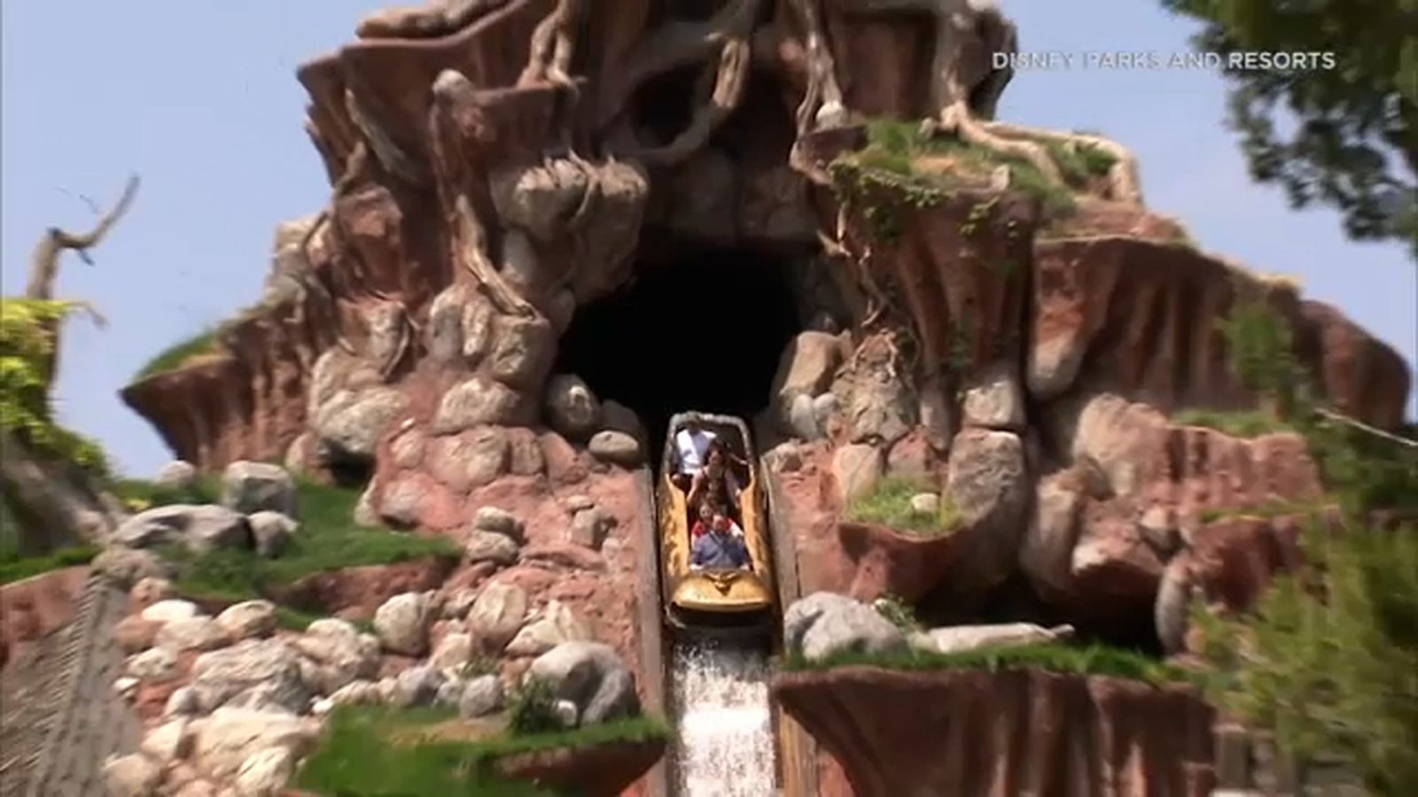 Disneyland visitors say goodbye, take final ride on Splash Mountain