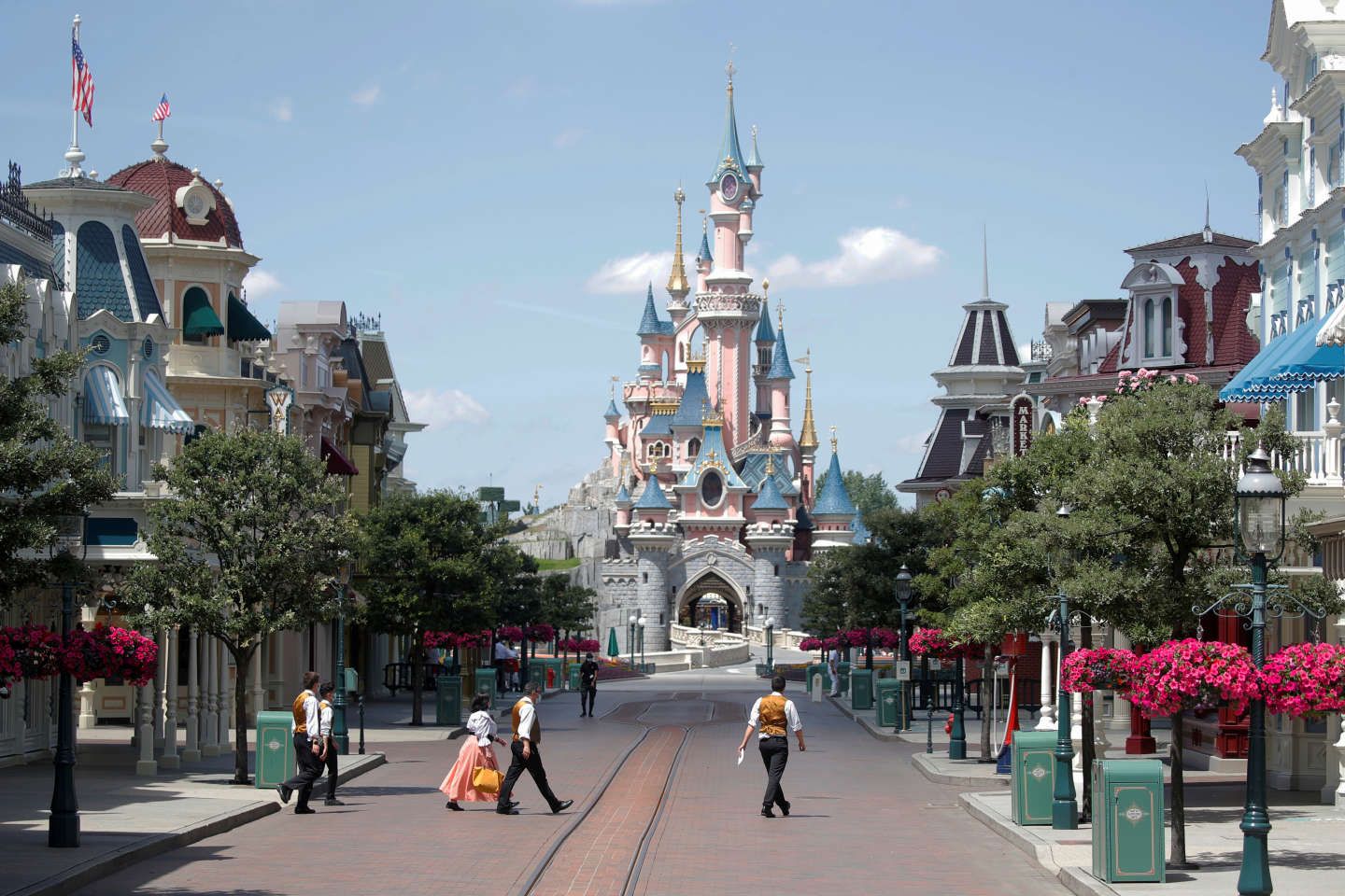 Un millier de grévistes à Disneyland Paris pour obtenir des hausses de salaire