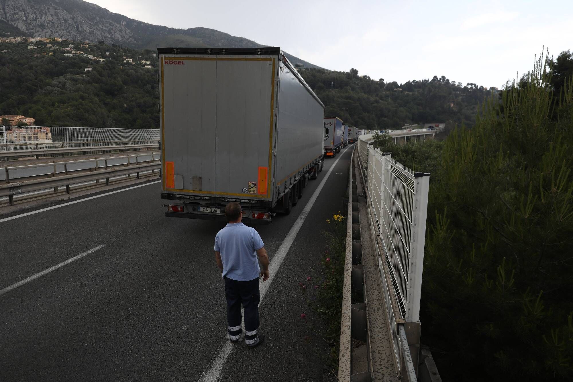 Camion-citerne renversé sur l'autoroute: les bretelles d'entrées rouvertes, encore 14km de bouchons dans les Alpes-Maritimes