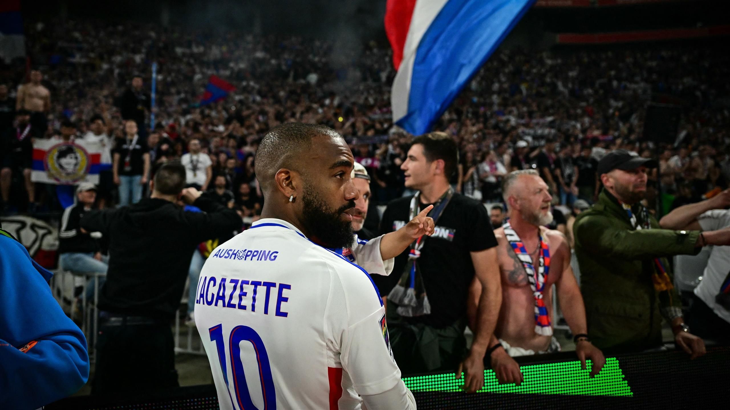 L'Arabie saoudite guette : Alexandre Lacazette dans le flou à l'OL