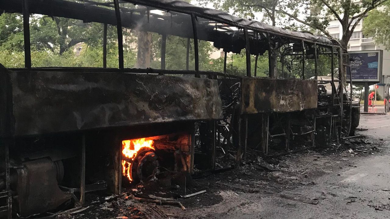 Très nombreux incendies volontaires, école et commissariat attaqués : bilan d’une nouvelle nuit d’émeutes dans l’agglomération de Lyon