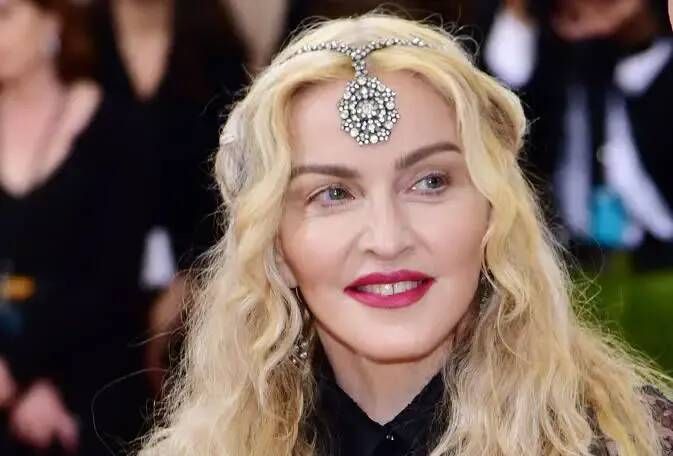 "Madonna vomit de façon incontrôlée": la star de la pop toujours dans un état critique après son séjour en soins intensifs