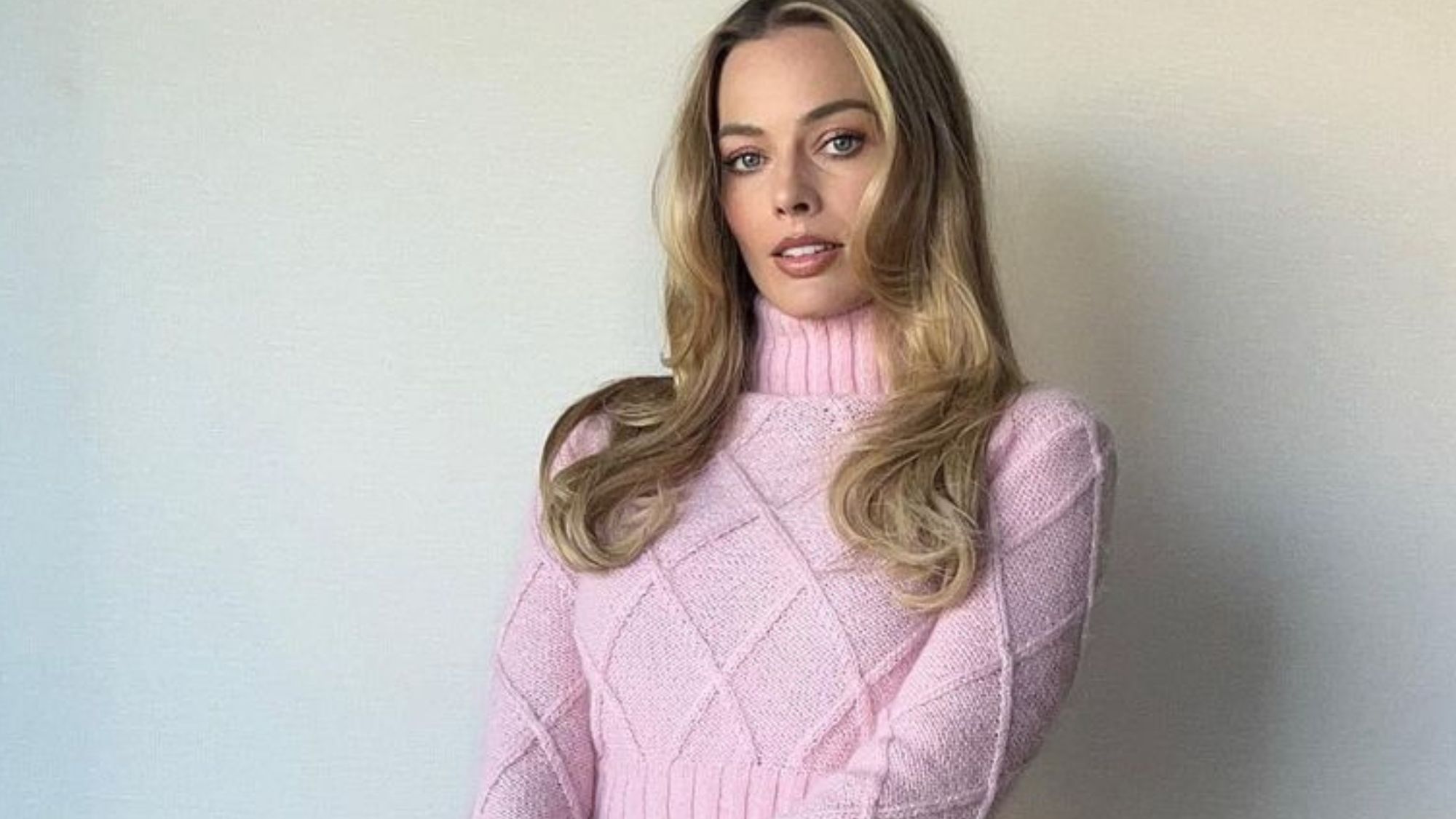 Margot Robbie, iconique en mini-jupe irisée et maille torsadée, elle arbore le look Versace vintage le plus culte qu'il soit