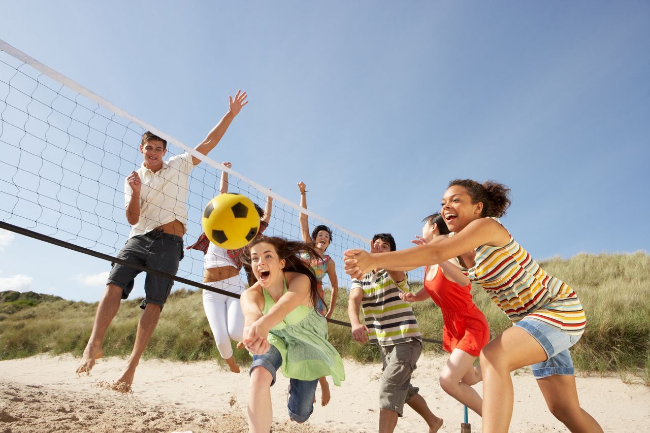 Les incontournables jeux de plage pour des vacances inoubliables