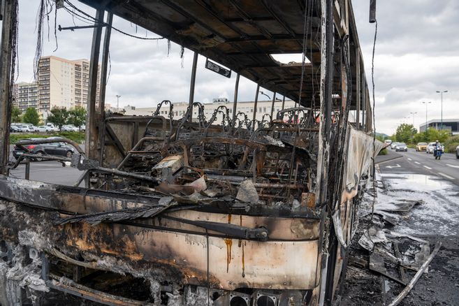 Commissariats incendiés, commerces dévastés... La tension ne retombe pas après la mort de Nahel