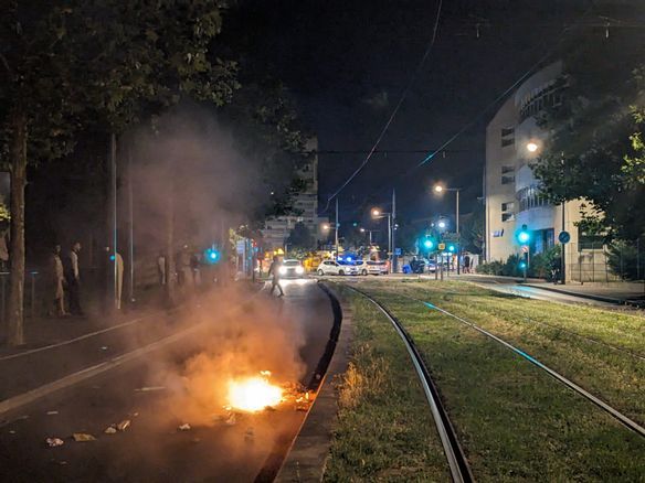 La mairie de l'Argonne vandalisée, tirs de mortiers d'artifice à La Source et à Place d'Arc... Un début de nuit sous tension à Orléans